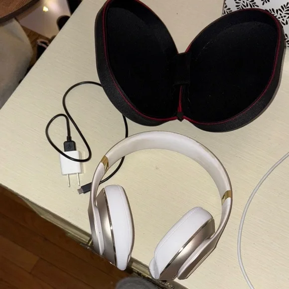 Beats by Dre Over-Ear Headphones Black and Red - Picture 4 of 5